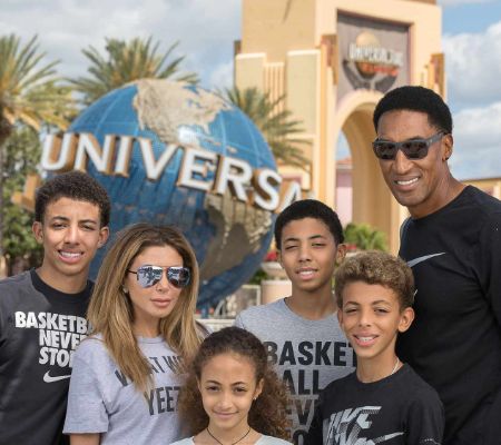 Larsa Pippen and Scottie Pippen with their kids